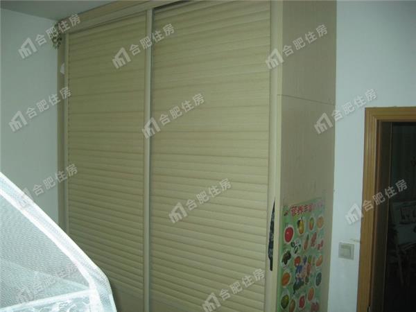 黄山花园押一付三2300元/月
