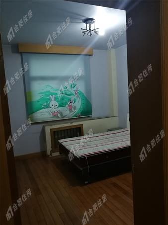 路缘小区2100元/月97.7㎡正南精装