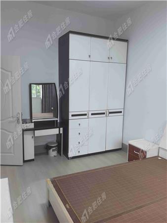 警泰苑押一付三1800元/月